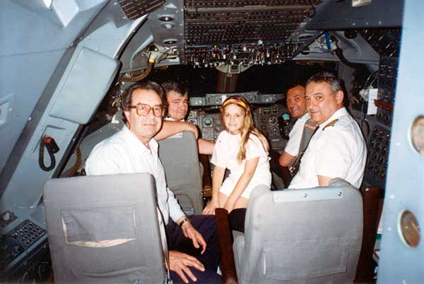 Μια φωτογραφία στο πιλοτήριο αεροπλάνου boeing με τον Χαρίση Λιούτα πιλότο εκ Βελβεντού μας έφερε αναμνήσεις – Γράφει ο Γιάννης Κορκάς
