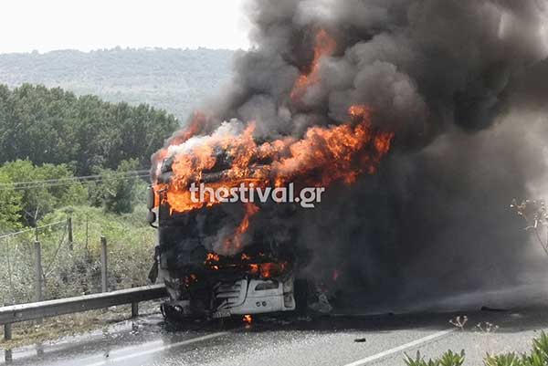 Νταλίκα τυλίχθηκε στις φλόγες στην Εγνατία Οδό έξω από την Βέροια