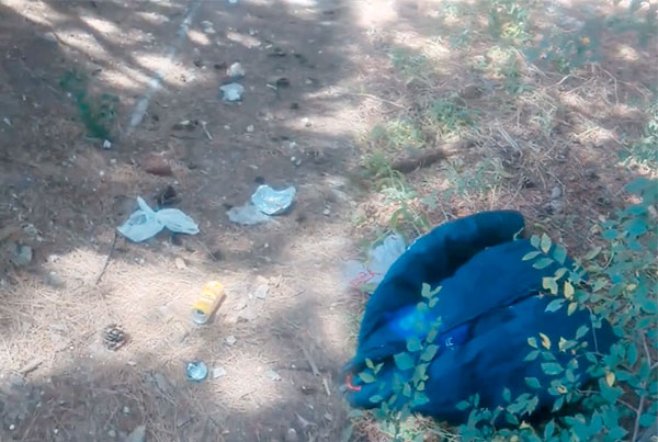 Διασκορπισμένα σκουπίδια στο δασάκι του ΟΣΕ Κοζάνης