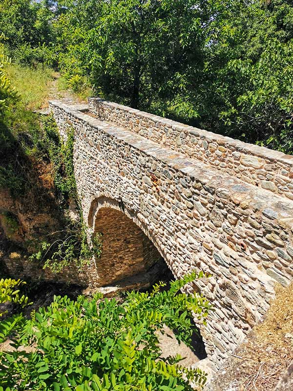 Στο παλιό πέτρινο γεφύρι Σερβίων (Φωτογραφίες)
