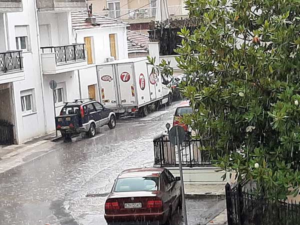 Πλημμύρισαν οι δρόμοι μέσα σε 3 λεπτά στην Κοζάνη