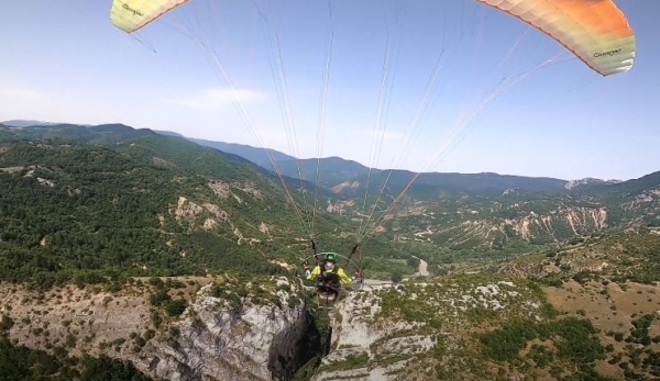 Πτήση πάνω από το φαράγγι της “Πορτίτσας” στο Σπήλαιο Γρεβενών