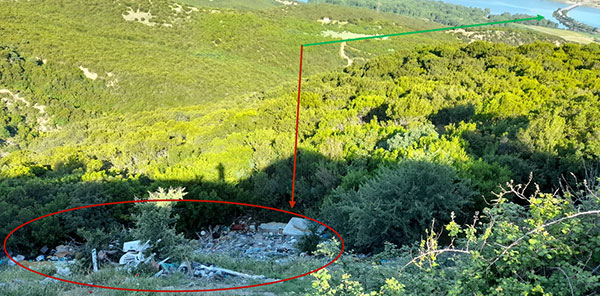 «Σκουπιδότοπος» στο πλάτωμα θέασης-parking στο 4ο χλμ του δρόμου γέφυρας Ρυμνίου – διασταύρωσης Τριγωνικού