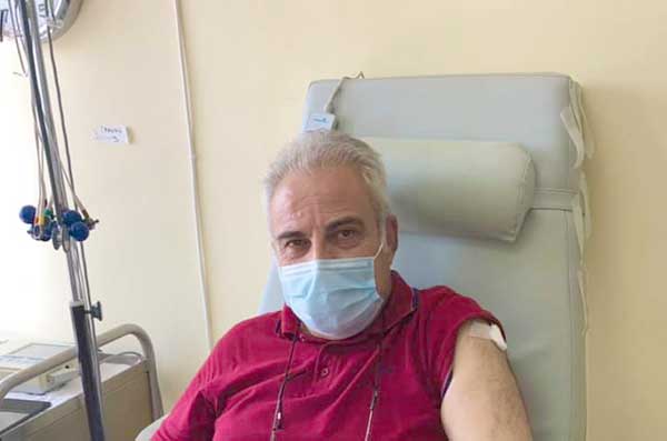 Τη Β´ δόση του εμβολίου έκανε ο Μανώλης Στεργίου