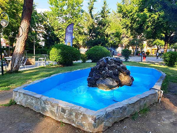 Αποκατάσταση των φθορών στο σιντριβάνι της Δημοτικής Βιβλιοθήκης Πτολεμαΐδας