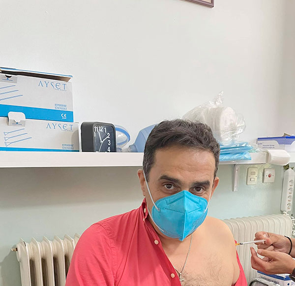 Τη Β´ δόση του εμβολίου έκανε ο Γιώργος Τοπαλίδης