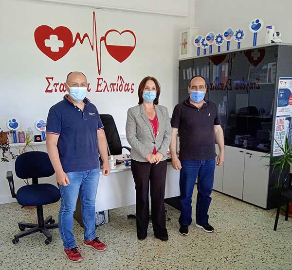 Η Καλλιόπη Βέτα στα γραφεία του Συλλόγου Εθελοντών αιμοδοτών αιμοπεταλιοδοτών «Σταγόνα Ελπίδας»