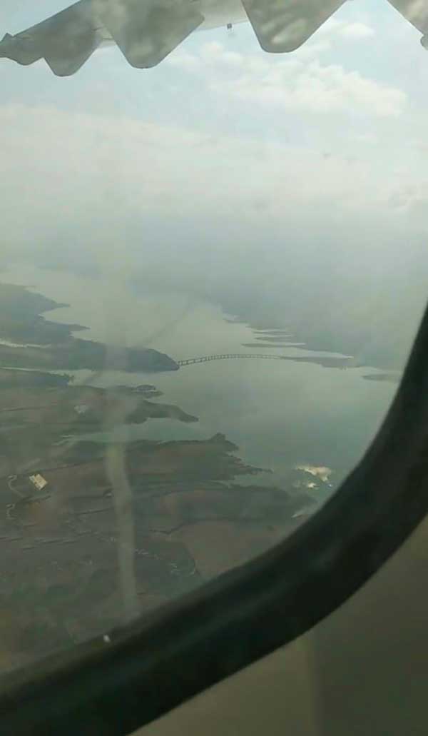 Φωτογραφία από αεροπλάνο με θέα την γέφυρα και την λίμνη Πολυφύτου