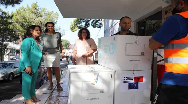 Η Ελλάδα έστειλε 100.000 εμβόλια κατά της covid-19 στην Αλβανία