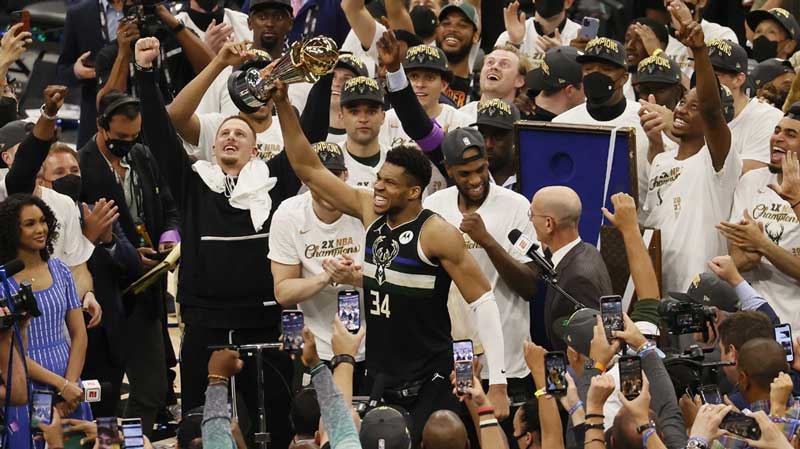 NBA: Ο Γιάννης Αντετοκούνμπο στην κορυφή του κόσμου – Οδήγησε τους Μπακς στο πρωτάθλημα, βγήκε και MVP των τελικών