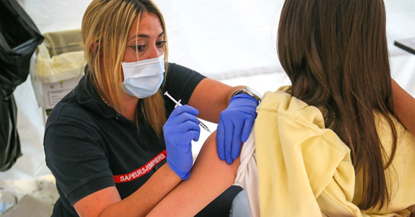 Εμβολιασμοί: Άνοιξε η πλατφόρμα των ραντεβού για τις ηλικίες άνω των 12 ετών