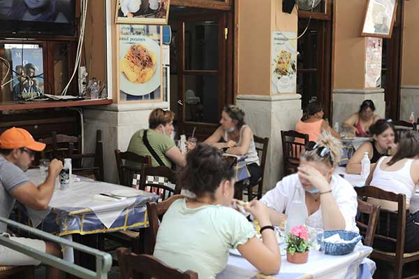 «Covid Free»: Τι ισχύει με την είσοδο πολιτών τρίτων χωρών σε κλειστούς χώρους