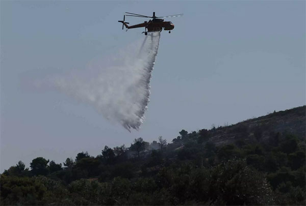 Φωτιά στην Σταμάτα Αττικής – Κοντά στα σπίτια οι φλόγες, εκκενώνεται ο οικισμός «Γαλήνη»