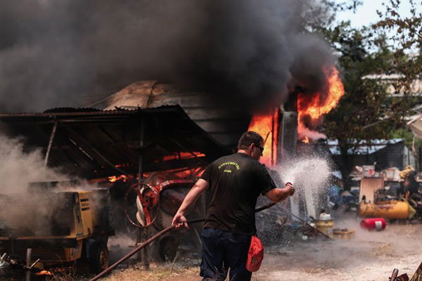 Φωτιά Σταμάτα: Οι πρώτες εικόνες από την πυρκαγιά που έκαψε και σπίτια