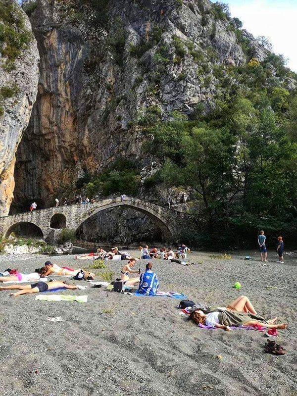 Πλήθος κόσμου στο φαράγγι της Πορτίτσας στα Γρεβενά την Κυριακή