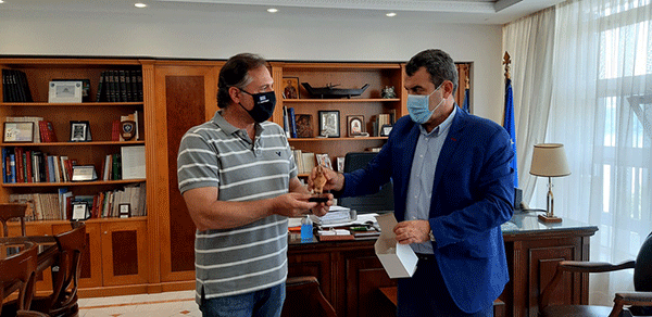 Ο Πρόεδρος και Μέλη της Ελληνικής Κωπηλατικής Ομοσπονδίας στον Αντιπεριφερειάρχη Καστοριάς