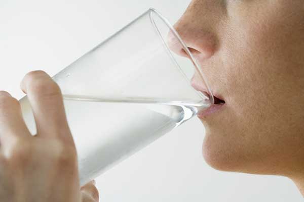 Καύσωνας: Πόσο νερό πρέπει να πίνετε