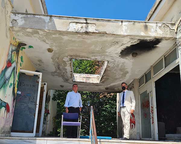 Επίσκεψη του Στάθη Κωνσταντινίδη, συνοδευόμενος από τον Ισαάκ Νικολαΐδη, στον χώρο των εργατικών κατοικιών στο πάρκο “Μνήμες Λιγνίτη”