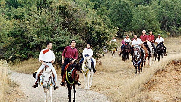 Από τα πιο σημαντικά έθιμα του 15Αύγουστου στην Δυτική Μακεδονία είναι σίγουρα οι καβαλάρηδες του Δεκαπενταύγουστου στη Σιάτιστα και ο Τρανός Χορός στην Βλάστη