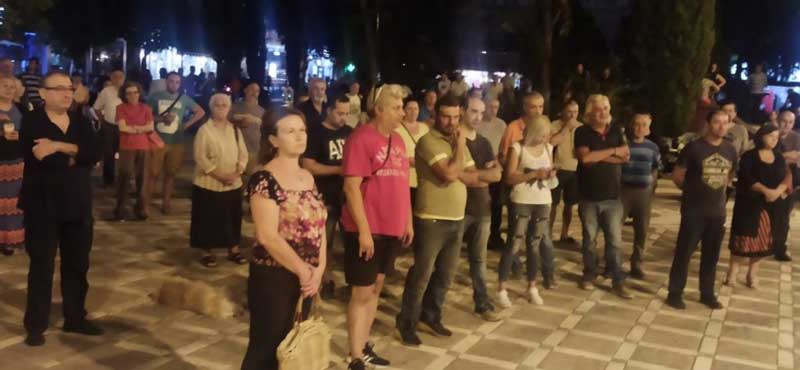 Συγκέντρωση διαμαρτυρίας κατά του υποχρεωτικού εμβολιασμού στην κεντρική πλατεία Πτολεμαΐδας (βίντεο)