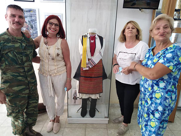 Λύκειο των Ελληνίδων Παράρτημα Φλώρινας: Δωρεά μιας παραδοσιακής φορεσιάς της Αγ. Παρασκευής-Εθνικού Πολυπλατάνου στο στρατοπέδο Παπαπέτρου