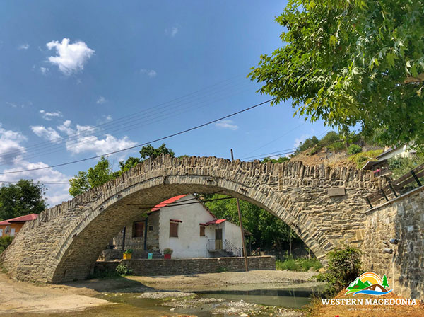 Γρεβενά: Αυτό είναι το χωριό με το εντυπωσιακό πέτρινο γεφύρι στο κέντρο του