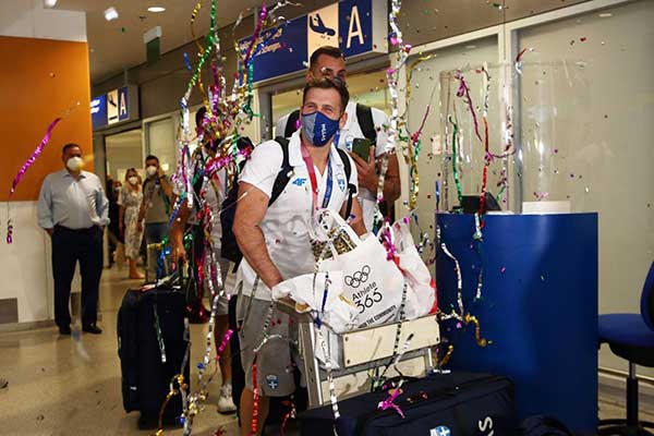 Εθνική ομάδα πόλο Ανδρών: Έφτασαν στην Ελλάδα οι ασημένιοι Ολυμπιονίκες, αποθέωση στο αεροδρόμιο