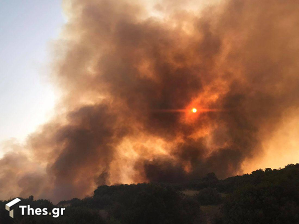 Σε εξέλιξη μεγάλη φωτιά στο Κιλκίς – “Μάχη” με τις φλόγες δίνουν οι πυροσβέστες