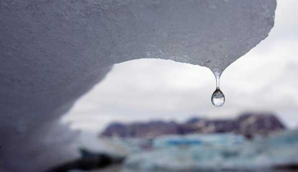 “Μαύροι” οιωνοί: Έβρεξε για πρώτη φορά στην κορυφή της Γροιλανδίας