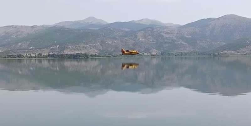 Ξεκίνησαν οι ρίψεις με  τα εναέρια μέσα στο Φελλί Γρεβενών-Καναντέρ εφοδιάζεται από τη λίμνη της Καστοριάς