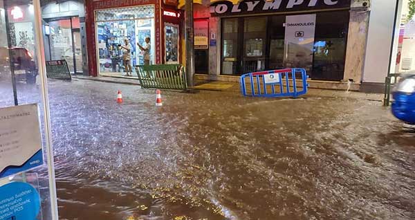 Kαστοριά: Πλημμύρισαν σπίτια και καταστήματα από την σφοδρή βροχόπτωση (Φωτογραφίες)