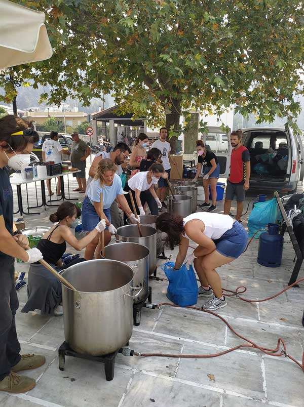 Φωτογραφία ημέρας: Μαγείρεμα στη Λίμνη Ευβοίας για 700 ανθρώπους