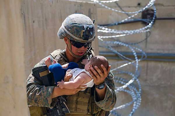 Αφγανιστάν: Ο πεζοναύτης και το μωρό – Άλλη μια εικόνα που συγκλονίζει