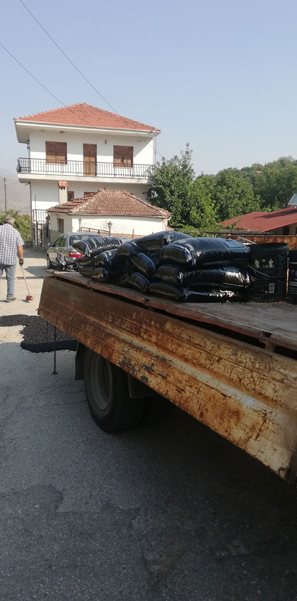 Κοινότητα Μεταμόρφωσης: Κλείσιμο λακούβων με ψυχρή άσφαλτο και καθαρισμό συντήρηση δρόμων