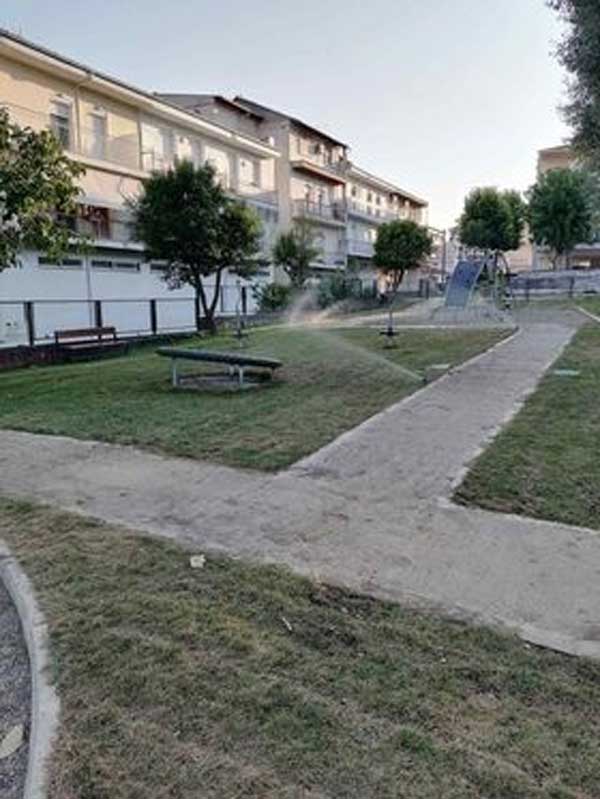 Καταγγελία αναγνώστη για τα μπεκ στην παιδική χαρά κάτω από τον Άγιο Γεώργιο Κοζάνης