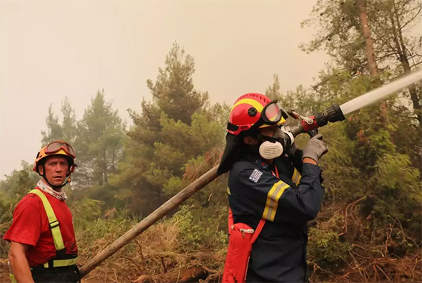 Ακόμα μια δύσκολη νύχτα για τη Βόρεια Εύβοια που μετράει αναζωπυρώσεις και νέα μέτωπα φωτιάς