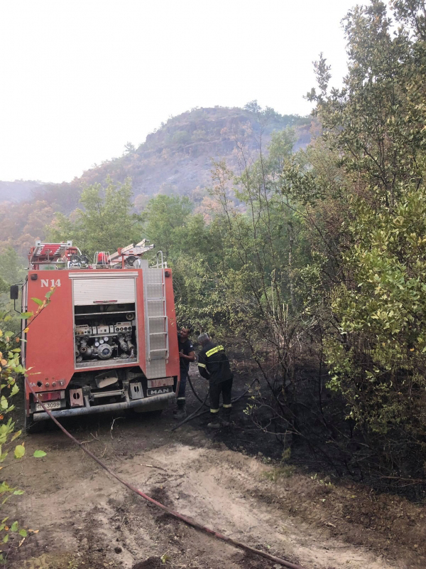 Συνεχίζεται η επιχείρηση κατάσβεσης της πυρκαγιάς στην περιοχή των «Γιαγκουλείων» στο Νησί Γρεβενών