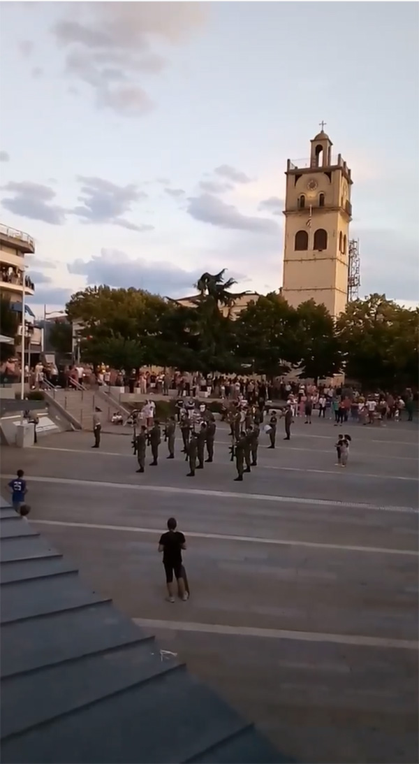 Η υποστολή της σημαίας στην κεντρική πλατεία της Κοζάνης