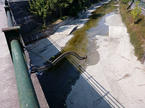 Έτοιμος να στερέψει και ο ποταμός Γρεβενίτης (Φωτογραφίες)