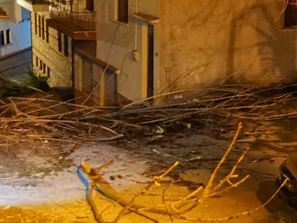 Σιάτιστα: Έσπασαν κλαδιά από δέντρα και παρέσυραν και καλώδια ηλεκτρικού ρεύματος