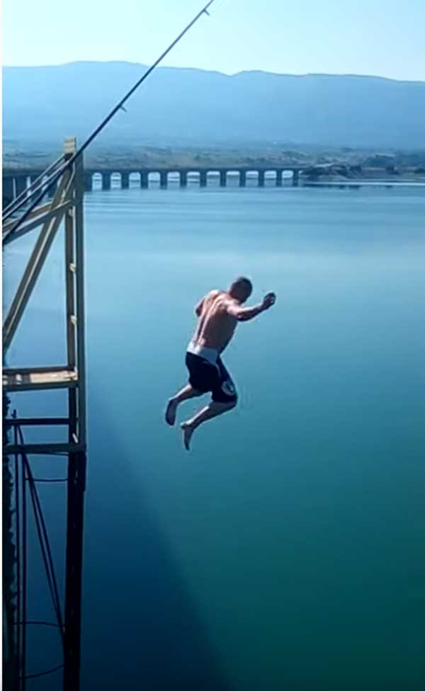 Βουτιά υψηλής επικινδυνότητας πραγματοποιήθηκε στην υψηλή Γέφυρα Σερβίων (βίντεο)!!!
