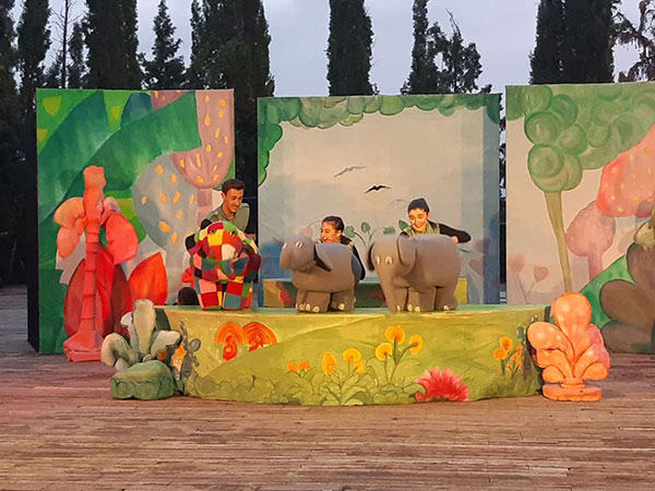 Φωτογραφίες – Βίντεο από την παράσταση “Έλμερ ο Παρδαλός Ελέφαντας” στο Υπαίθριο Θέατρο Κοζάνης