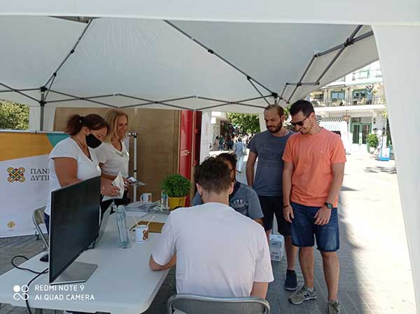 Το Πανεπιστήμιο Δυτικής Μακεδονίας ενημερώνει τους πρωτοετείς στην κεντρική πλατεία της Κοζάνης