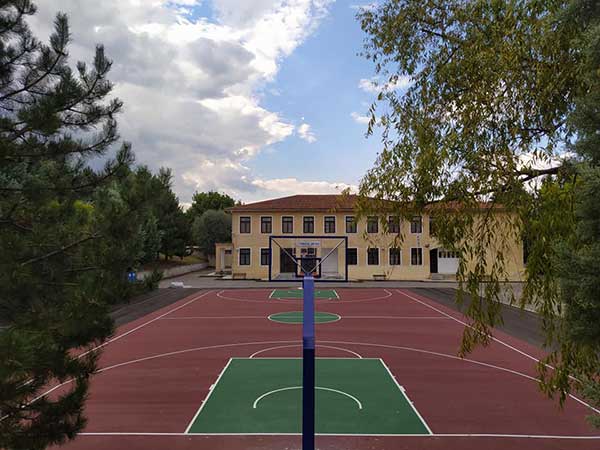 Ολοκληρώθηκε η τοποθέτηση των νέων μπασκετών στον αύλειο χώρο του Γυμνασίου Αιανής