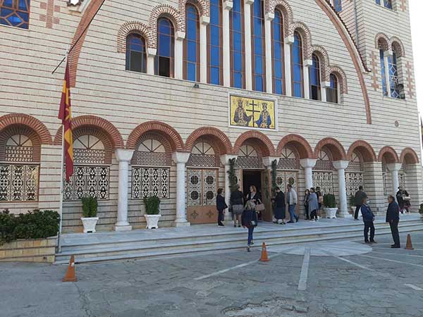 Τρεις φορές θα τελεστεί η χριστουγεννιάτικη Θεία λειτουργία στον Ιερό Ναό των Αγίων Κωνσταντίνου και Ελένης Κοζάνης