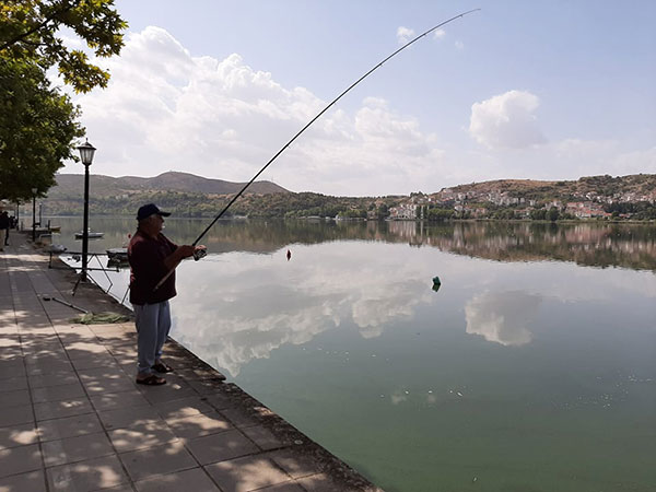 Ψάρεμα γριβαδιού στη λίμνη της Καστοριάς