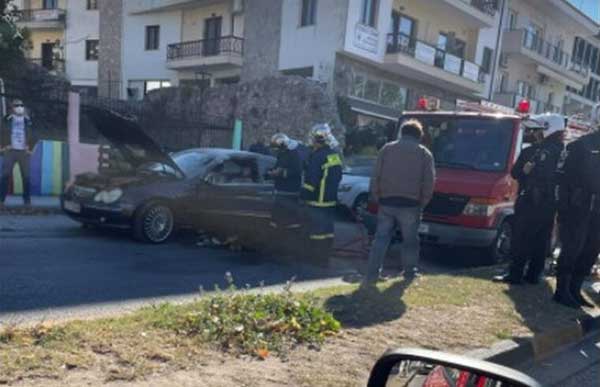 Καστοριά: Αυτοκίνητο άρπαξε φωτιά κοντά στην νομαρχία