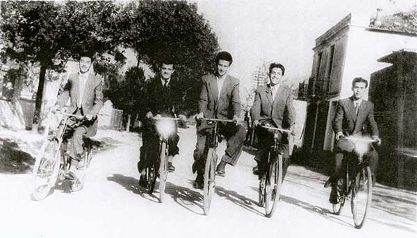 Σημειώσεις ενός Κοζανίτη: Φωτογραφία με ποδηλάτες το 1952