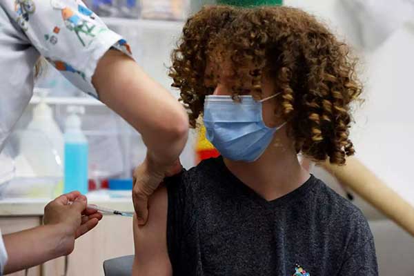 Εμβόλιο – Κορωνοϊός: Οι ανεμβολίαστοι έφηβοι έχουν 10πλάσιες πιθανότητες να νοσηλευτούν – Απαραίτητο το εμβόλιο για τις έγκυες λόγω της μετάλλαξης Δέλτα
