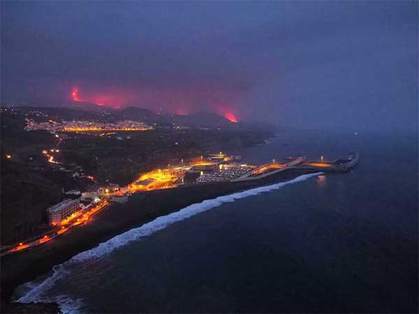 Ισπανία: Έφτασε στον ωκεανό η λάβα από το ηφαίστειο στη Λα Πάλμα – Εικόνες αποκάλυψης